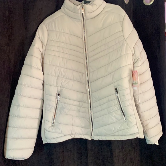 NWT women’s jacket. Light silver/cream. Water resistant, with faux fur lining. - Picture 5 of 6